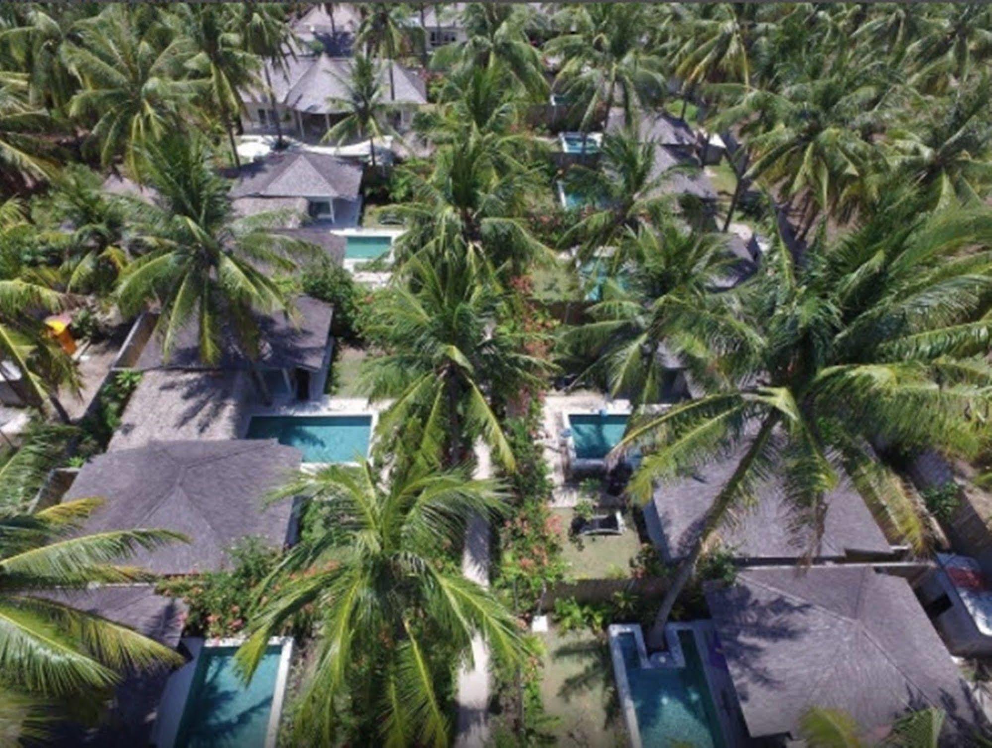 Sunset Palms Resort Гили Траванган Экстерьер фото